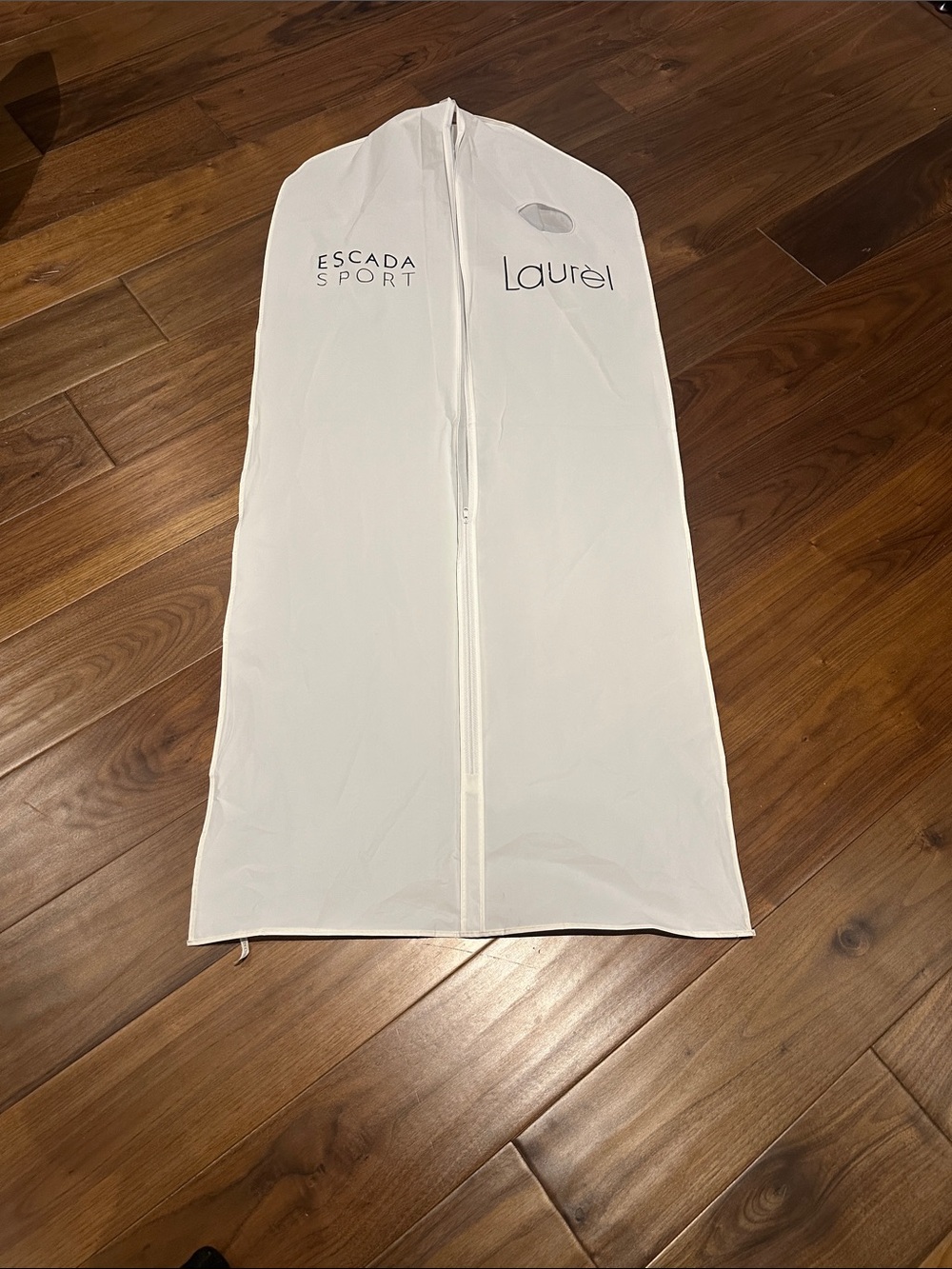 Escada Laurel White Logo Garment Cover